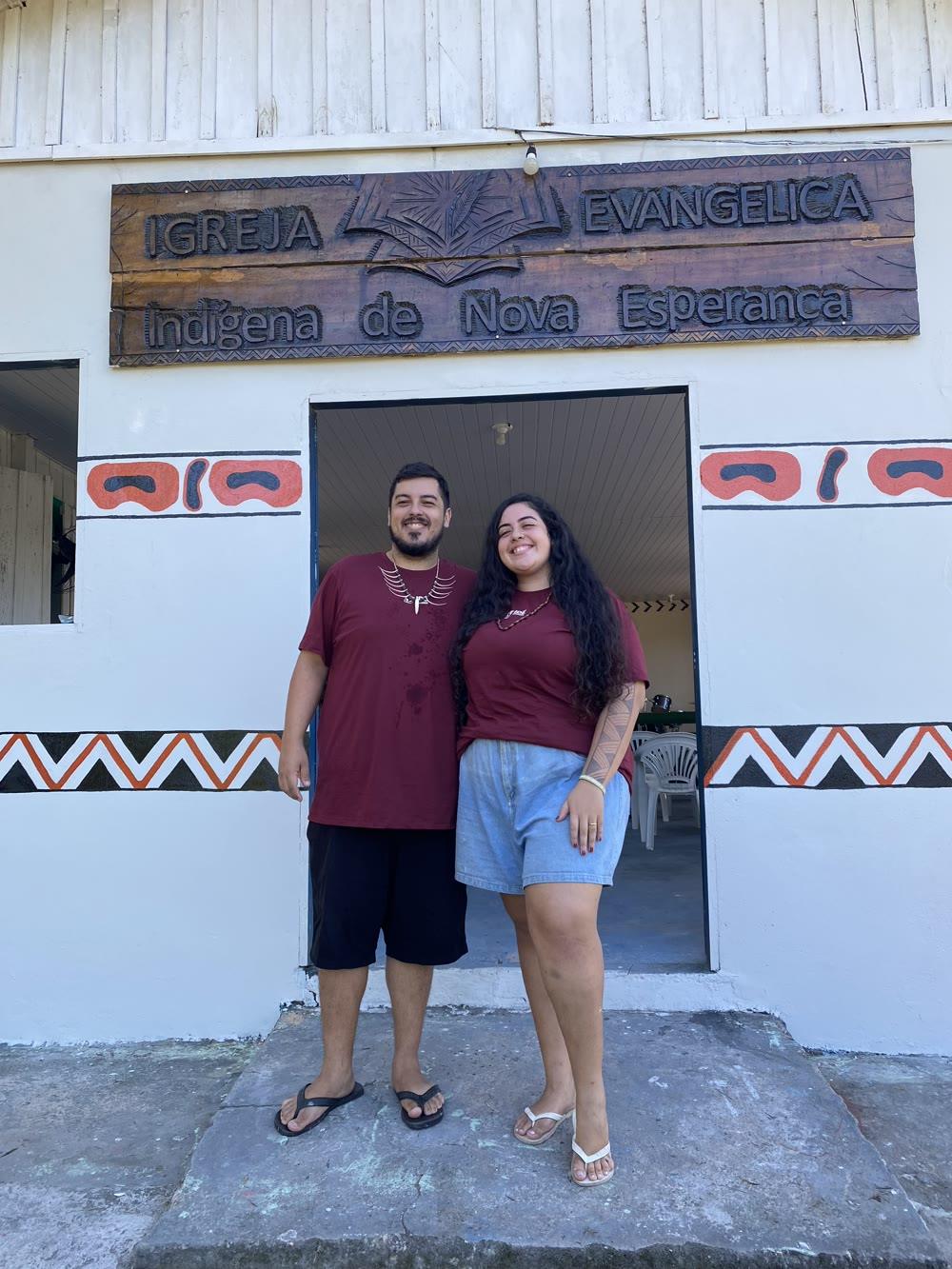 Matheus e Sara na porta da igreja, na Amazônia