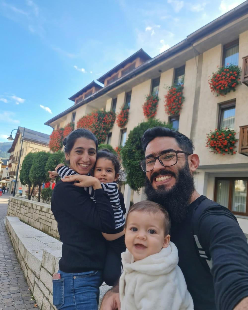 Nathan e Débora com os filhos, em uma rua da Europa