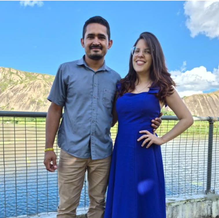 Thiago e Bianca, em frente a um lago