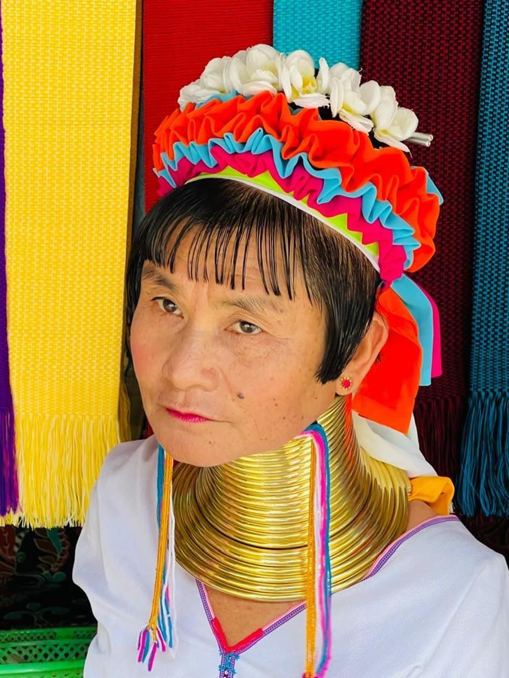 Mulher em traje tradicional, na Tailândia