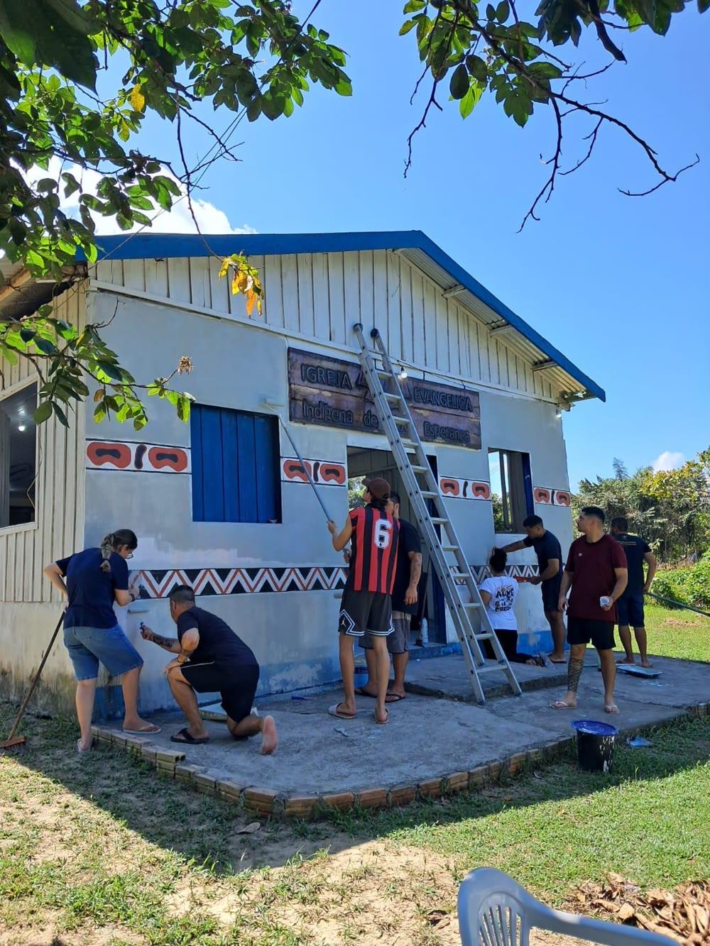 Voluntários pintando a igreja, na Amazônia
