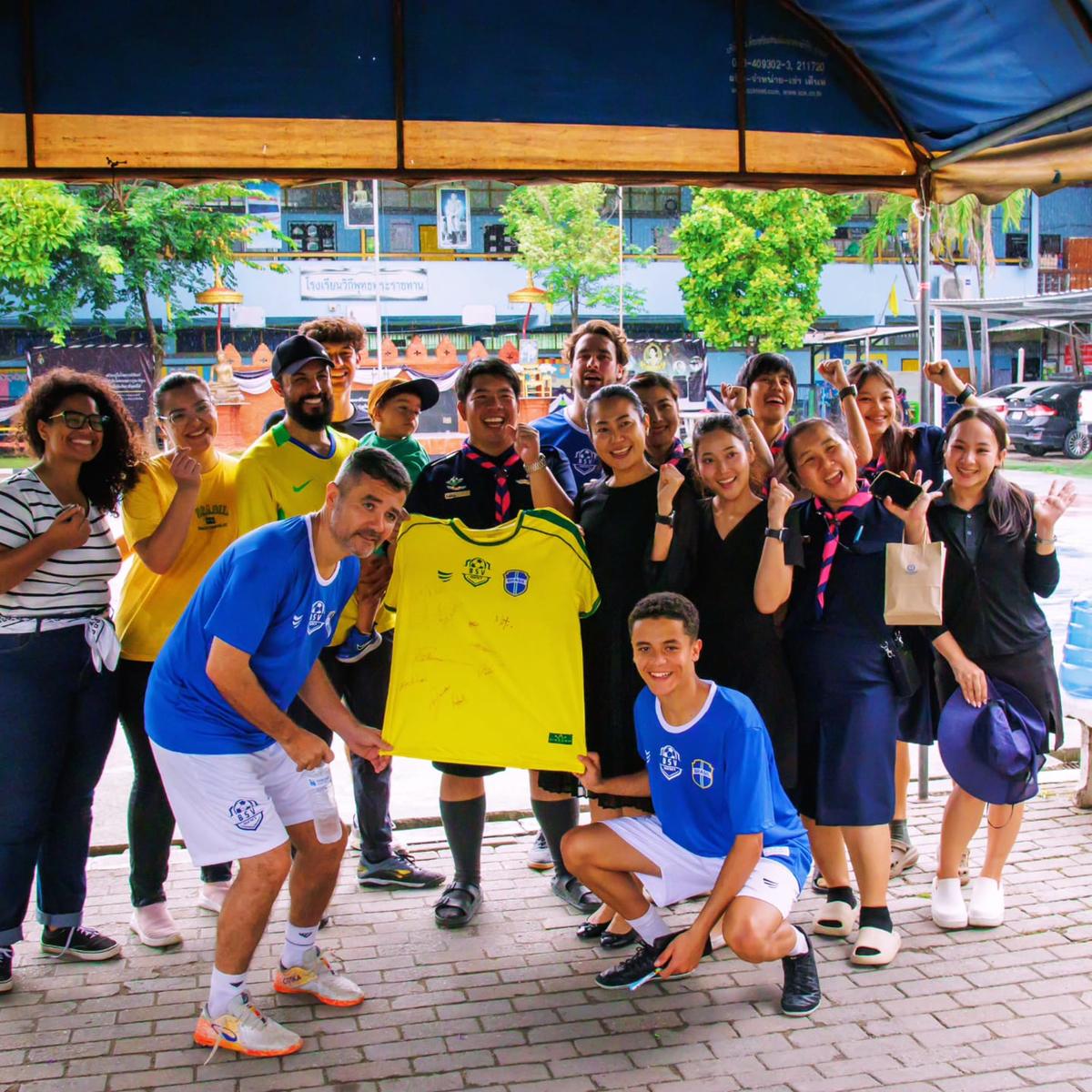 Equipe sorrindo com uma camisa do Brasil, em Chiang Mai, na Tailândia