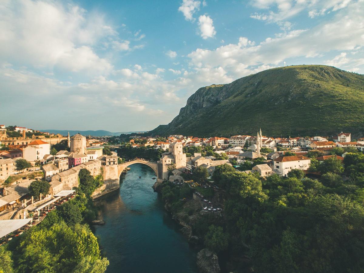 Vista aérea da ponte e do rio, na Bósnia