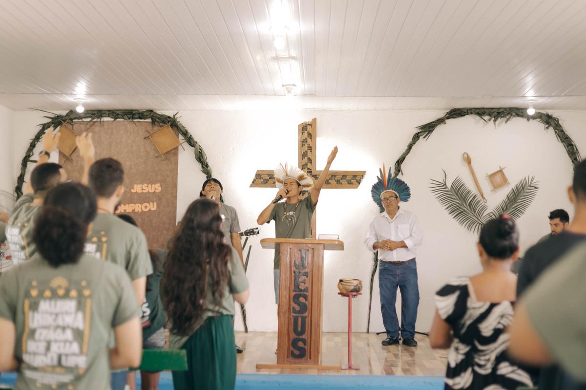 Culto na igreja indígena da Amazônia, com a cruz ao centro