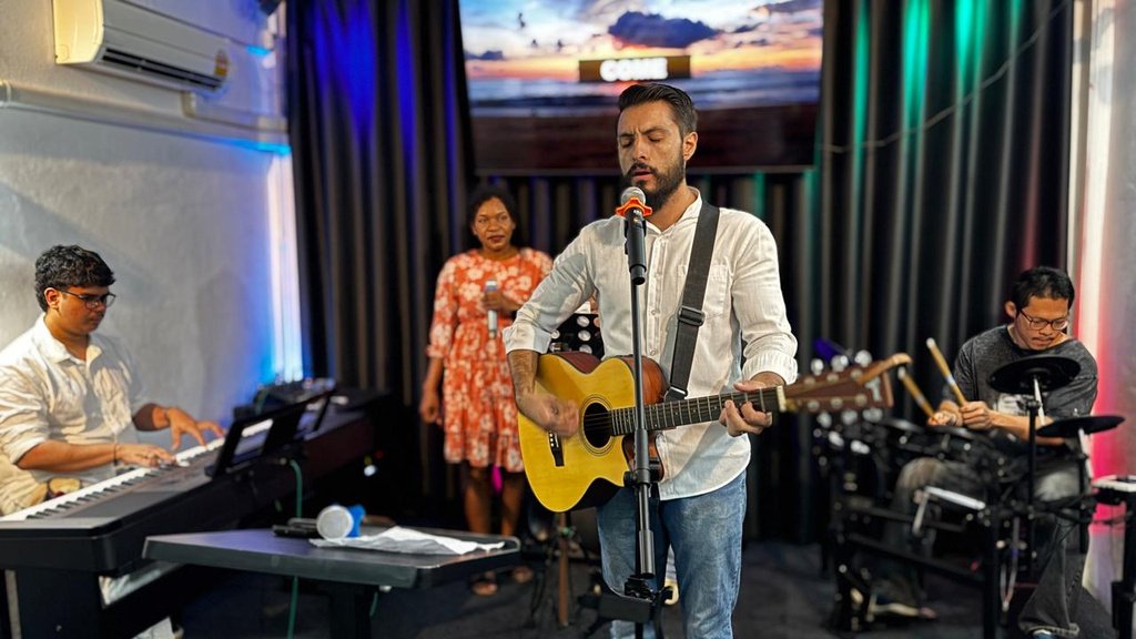 Uma igreja que cresce em oração, presença e serviço